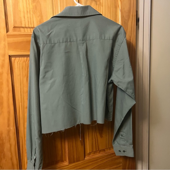 Sage green cropped button down long sleeve polyester, cotton size large - Picture 4 of 4